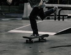 德约科维奇重要时刻表现优异，G2带队取胜！赛场气氛高涨